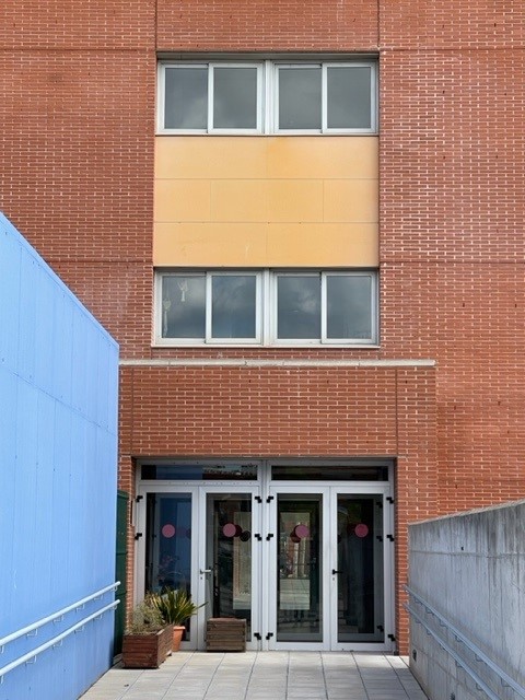 Durant l'estiu de 2023, el departament d'Ensenyament de la Generalitat ha realitzat treballs de reparació de la façana de l'Escola Ernest Lluch d'Abrera