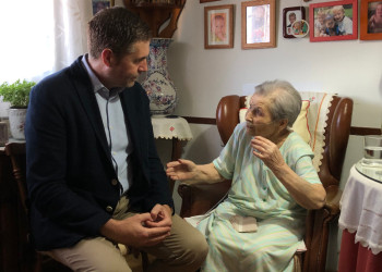 Homenatgem la senyora Teodora Ortega, veïna d'Abrera, pels seus 100 anys. Moltes felicitats!