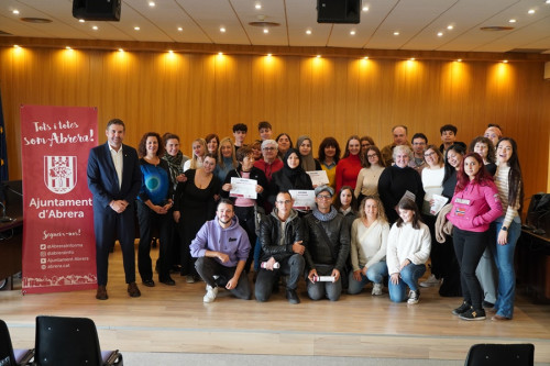A Abrera apostem per la formació! Lliurem els diplomes acreditatius a l'alumnat de diversos cursos del Departament de Promoció Econòmica. Foto final amb tot l'alumnat present a l'acte