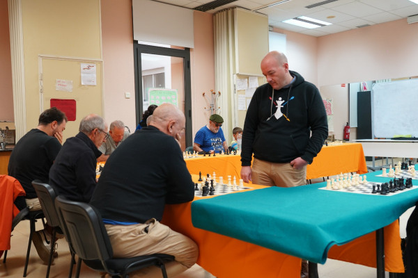 Abrera acull una nova jornada de partides simultànies d’escacs amb el mestre FIDE Javier García