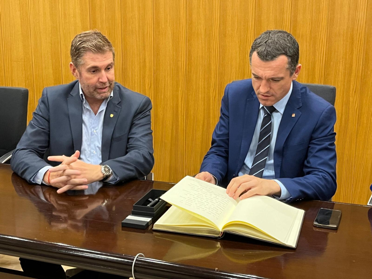 El conseller d'Agricultura, Ramaderia, Pesca i Alimentació, Òscar Ordeig, visita el nostre municipi i signa el Llibre d'Honor de l'Ajuntament