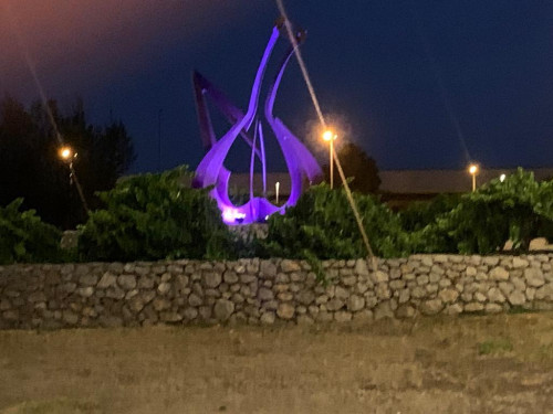 A Abrera visibilitzem el Dèficit Múltiple de Sulfatasa, aquest diumenge 30 de juliol, il·luminant de color blau la façana de l'Ajuntament i el porró del Rebato