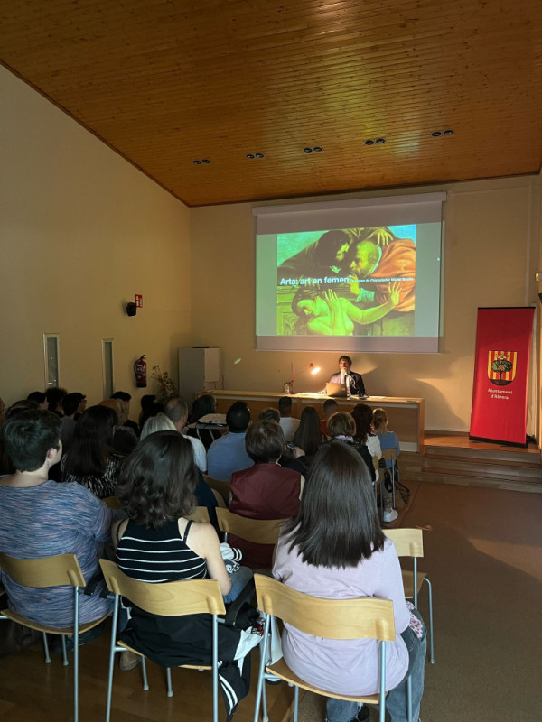 L’auditori de la Biblioteca Josep Roca i Bros s'omple de gom a gom amb la xerrada 'Arta: art en femení', a càrrec de l'historiador de l'art abrerenc, Manel Benito