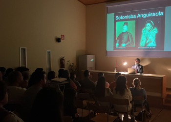 L’auditori de la Biblioteca Josep Roca i Bros s'omple de gom a gom amb la xerrada 'Arta: art en femení', a càrrec de l'historiador de l'art abrerenc, Manel Benito