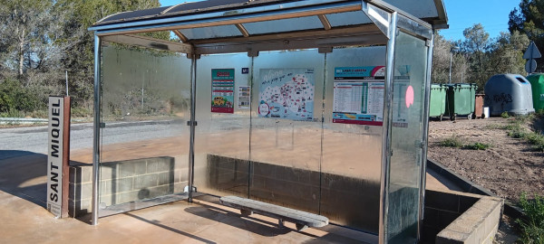 Siguem cívics i cuidem el nostre entorn! Detectem i reparem un nou acte vandàlic en l'espai públic del nostre municipi. Parada de bus del barri de Sant Miquel