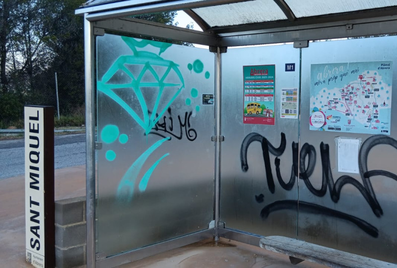 Siguem cívics i cuidem el nostre entorn! Detectem i reparem un nou acte vandàlic en l'espai públic del nostre municipi. Parada de bus del barri de Sant Miquel