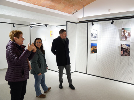 Visitem l'exposició 'Art i memòria fotogràfica: l’Abrera d’abans i la d’ara' a l'Espai Artístic Pere torres amb els i les joves que han participat en la mostra