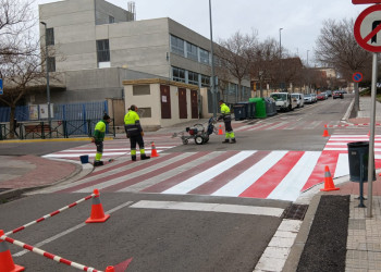 A Abrera continuem treballant i cuidant la via pública amb treballs de repintat de passos de vianants i senyalització horitzontal en l'entorn dels centres educatius