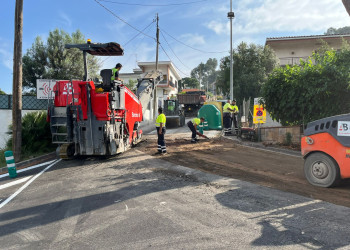 Aquest dimarts 27 de maig estem executant treballs de pavimentació en diversos carrers del barri de Les Carpes d’Abrera, de 8 h a 19 h