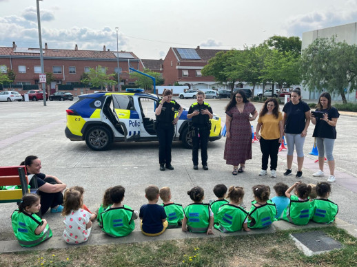Un curs més, les i els infants de l'Escola Bressol Municipal Món Petit reben la visita de la Policia Local amb l’activitat 'Policia Amiga'