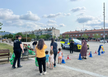 Un curs més, les i els infants de l'Escola Bressol Municipal Món Petit reben la visita de la Policia Local amb l’activitat 'Policia Amiga'