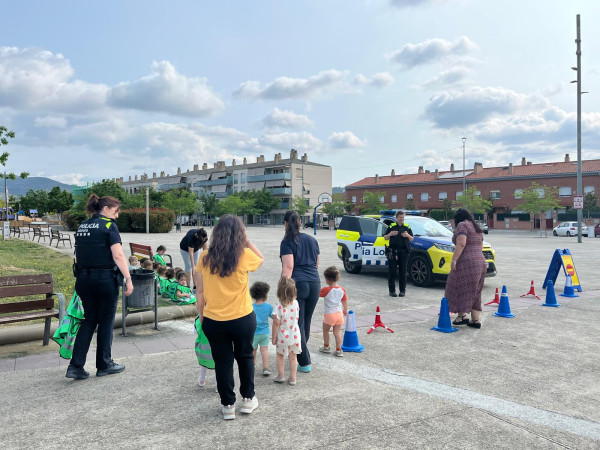Un curs més, les i els infants de l'Escola Bressol Municipal Món Petit reben la visita de la Policia Local amb l’activitat 'Policia Amiga'