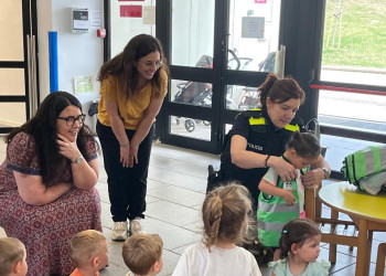 Un curs més, les i els infants de l'Escola Bressol Municipal Món Petit reben la visita de la Policia Local amb l’activitat 'Policia Amiga'