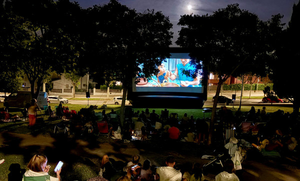 El parc de l'Estació acull el nou cicle del 'Cinema al carrer', amb molt bona acollida del públic familiar!