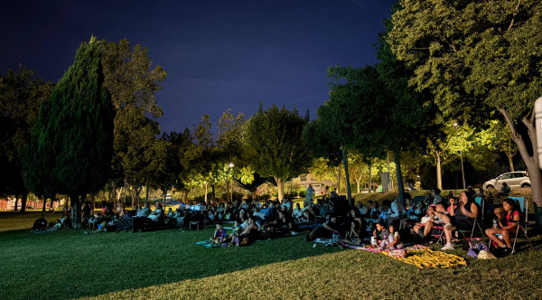 El parc de l'Estació acull el nou cicle del 'Cinema al carrer', amb molt bona acollida del públic familiar!