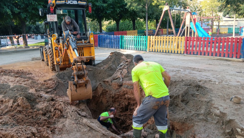 Treballem en la reparació d'una fuita d'aigua al parc de Walt Disney d'Abrera
