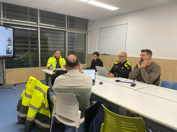 Valorem positivament l’eficiència i acció immediata del dispositiu municipal davant l’episodi de fort vent a Abrera. Reunió del CECOPAL