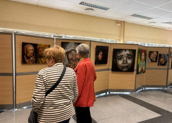 Assistim a la inauguració de l'exposició 'Expresiones' de l'artista abreranca Aurora Escribano a la Casa de Cultura