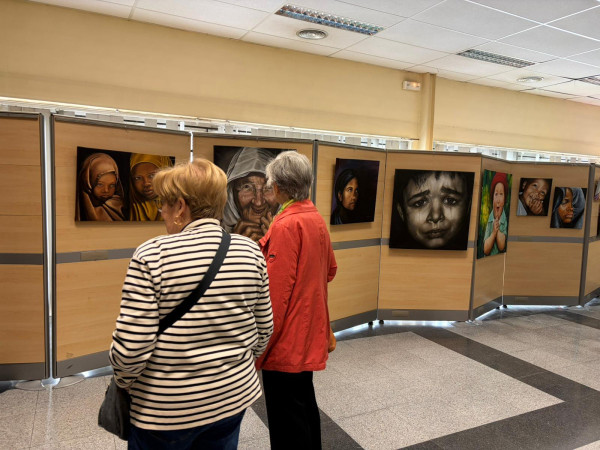 Assistim a la inauguració de l'exposició 'Expresiones' de l'artista abreranca Aurora Escribano a la Casa de Cultura