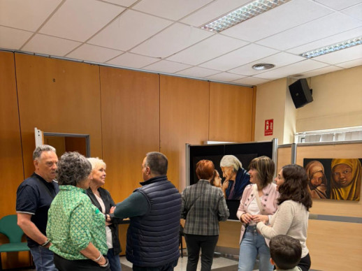 Assistim a la inauguració de l'exposició 'Expresiones' de l'artista abreranca Aurora Escribano a la Casa de Cultura