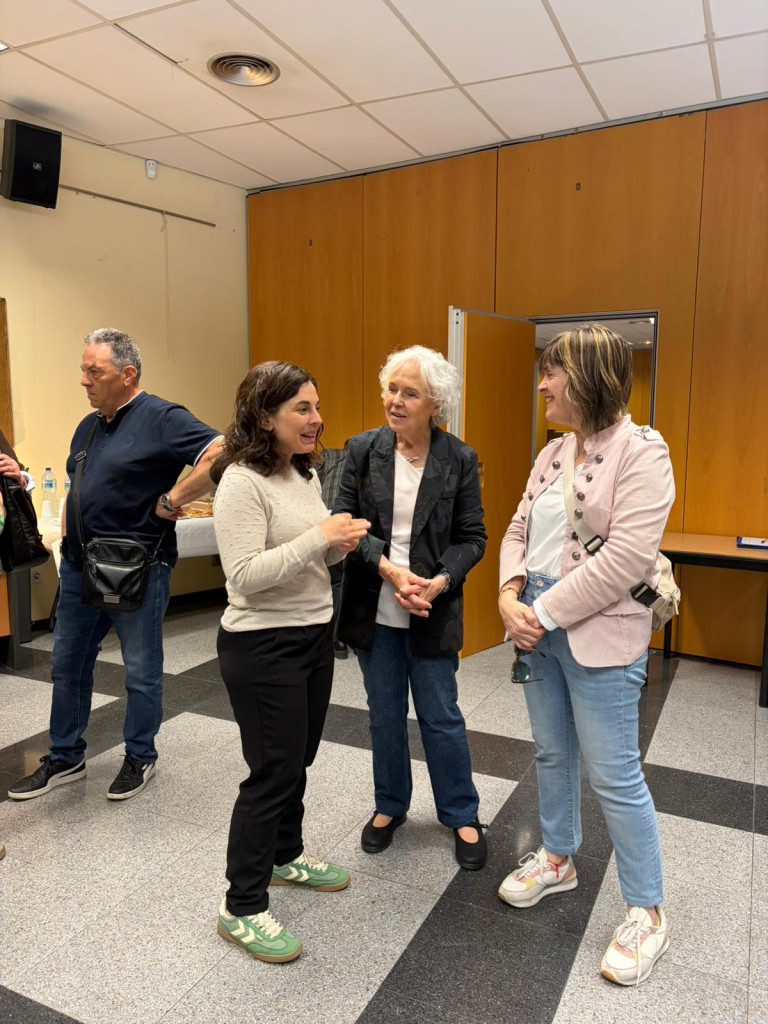 Assistim a la inauguració de l'exposició 'Expresiones' de l'artista abreranca Aurora Escribano a la Casa de Cultura