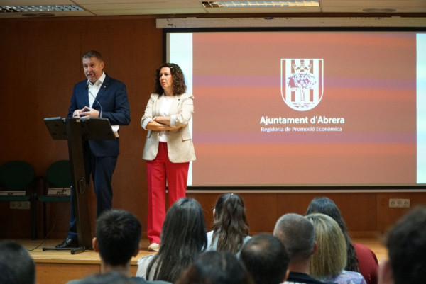 Abrera amb l'ocupació local i el teixit empresarial! Més de 160 persones han participat a la 2a Jornada de Recerca de Feina, amb xerrades, trobada d'empreses i lliurament de currículums