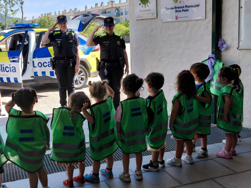 Els infants de l'Escola Bressol Municipal Món Petit reben la visita de la Policia Local amb l’activitat 'Policia Amiga'