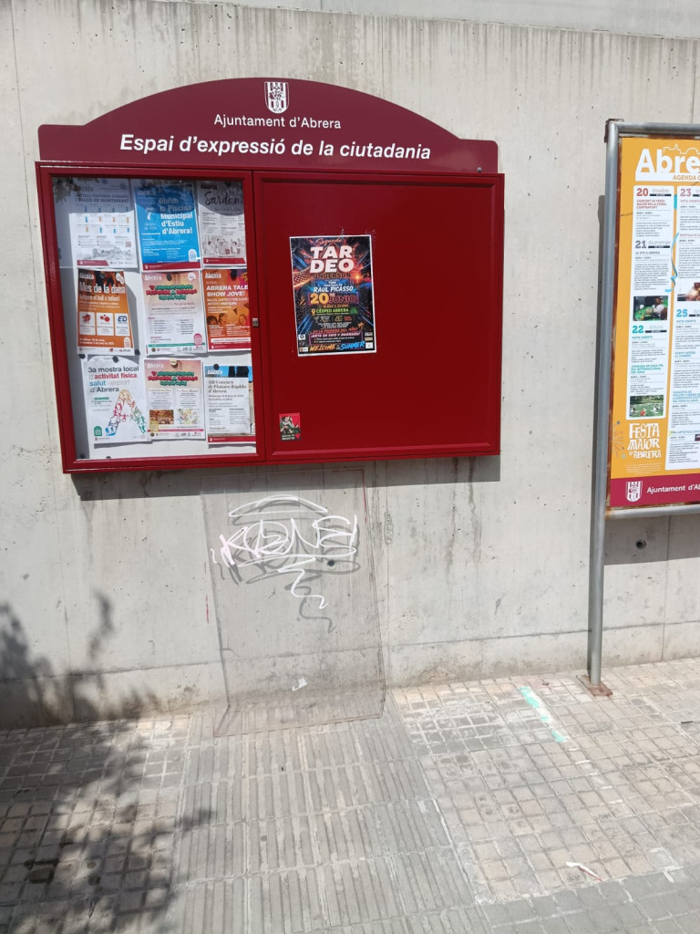 Millorem i adequem les cartelleres municipals del nucli urbà i dels barris d'Abrera