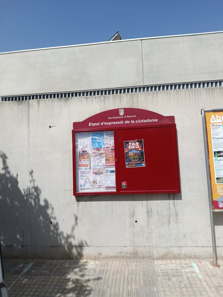 Millorem i adequem les cartelleres municipals del nucli urbà i dels barris d'Abrera