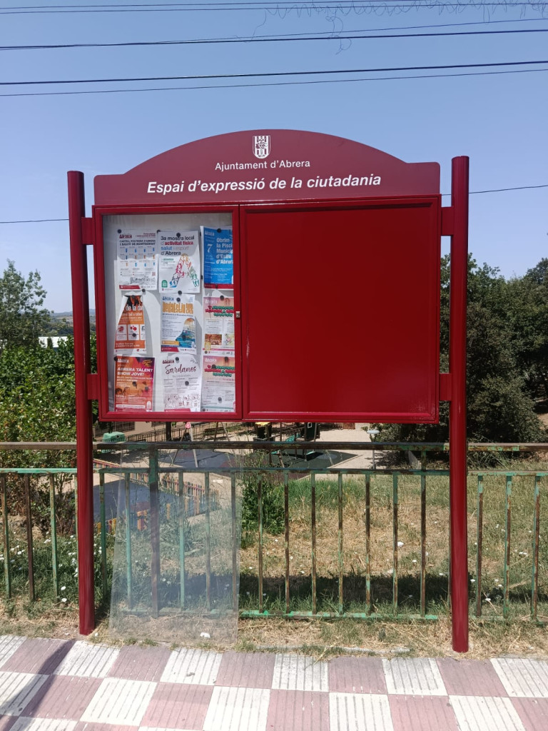 Millorem i adequem les cartelleres municipals del nucli urbà i dels barris d'Abrera