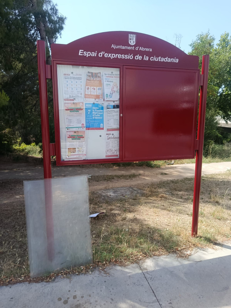 Millorem i adequem les cartelleres municipals del nucli urbà i dels barris d'Abrera