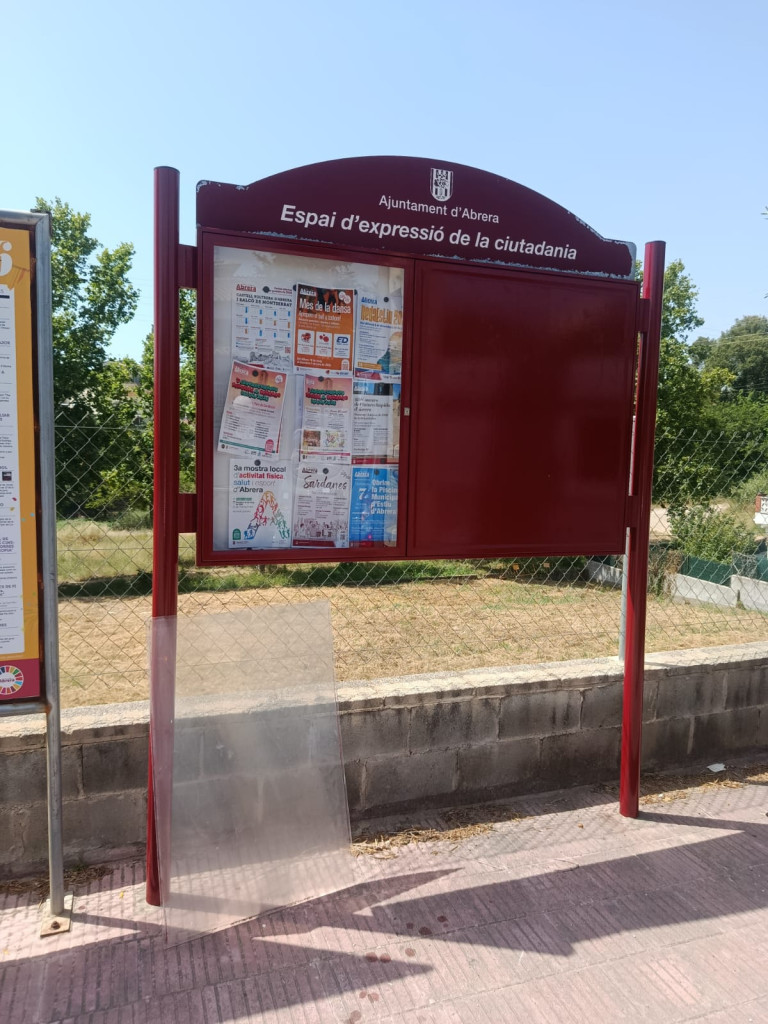 Millorem i adequem les cartelleres municipals del nucli urbà i dels barris d'Abrera