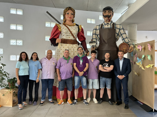 El Pere i la Roser, els gegants nous d’Abrera, visiten l'Escola Bressol Municipal Món Petit