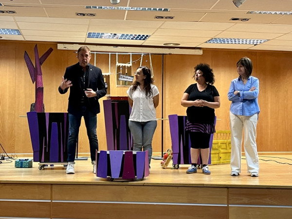 Commemorem, un any més, el Dia Internacional de la Nena amb un espectacle familiar de titelles a la Casa de Cultura i una exposició al vestíbul de la Biblioteca
