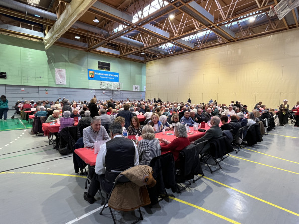 El Dinar de Nadal de la Gent Gran ha reunit 400 persones al Pavelló Municipal en un ambient festiu, aquest diumenge 21 de desembre de 2025