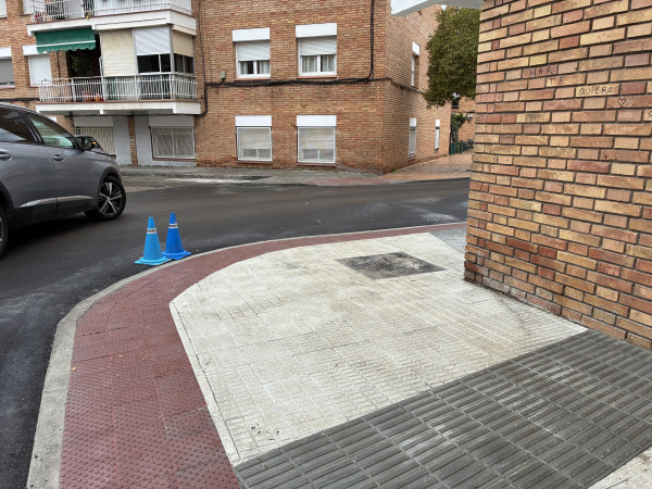 Avancen els treballs de millora de voreres i senyalització viària per reforçar la seguretat dels vianants