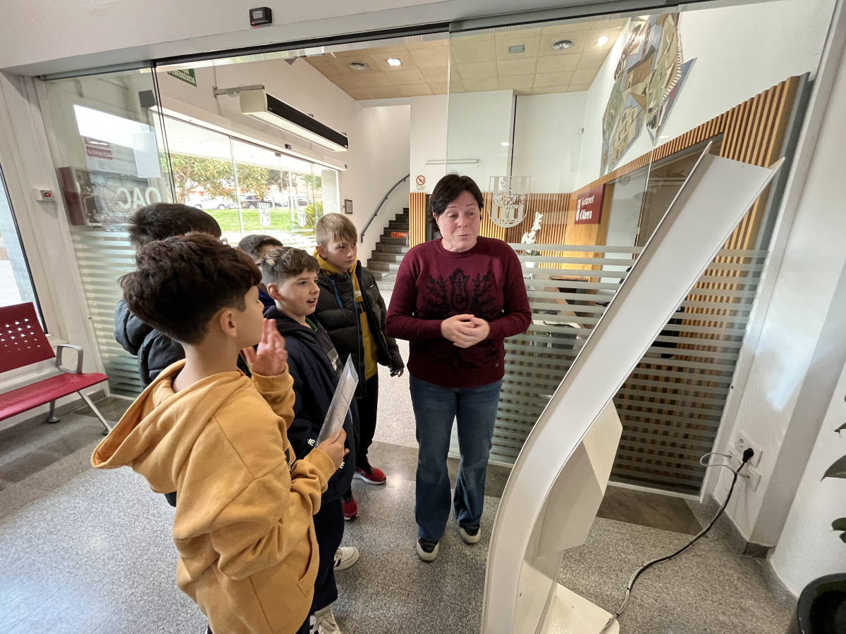 Promovem la cultura emprenedora a Abrera amb el programa CuEmE. Les cooperatives de 5è de l’Escola Francesc Platón i Sartí del curs 2025-2026 es posen en marxa!