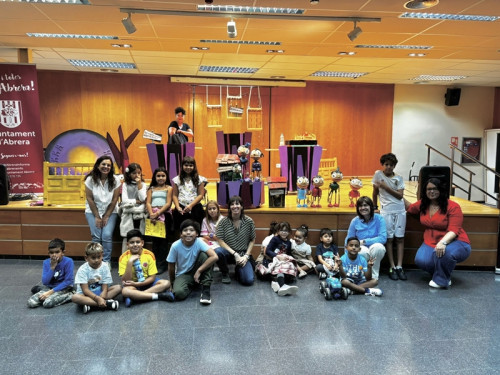 Commemorem, un any més, el Dia Internacional de la Nena amb un espectacle familiar de titelles a la Casa de Cultura i una exposició al vestíbul de la Biblioteca