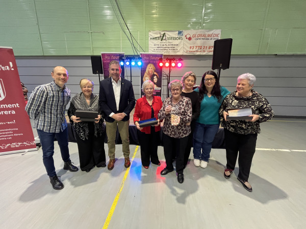 El Dinar de Nadal de la Gent Gran ha reunit 400 persones al Pavelló Municipal en un ambient festiu, aquest diumenge 21 de desembre de 2025