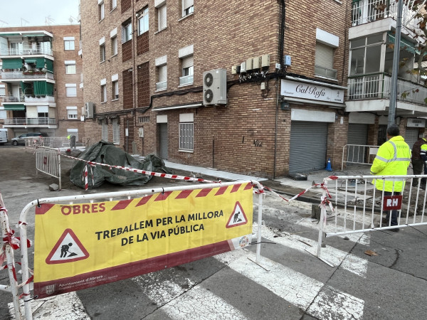 Avancen els treballs de millora de voreres i senyalització viària per reforçar la seguretat dels vianants