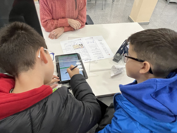 Promovem la cultura emprenedora a Abrera amb el programa CuEmE. Les cooperatives de 5è de l’Escola Francesc Platón i Sartí del curs 2025-2026 es posen en marxa!