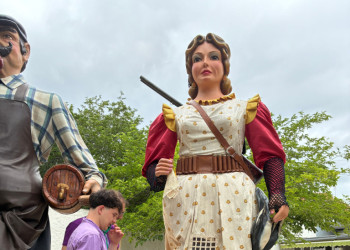 El Pere i la Roser, els gegants nous d’Abrera, visiten l'Escola Bressol Municipal Món Petit