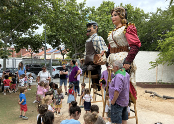 El Pere i la Roser, els gegants nous d’Abrera, visiten l'Escola Bressol Municipal Món Petit