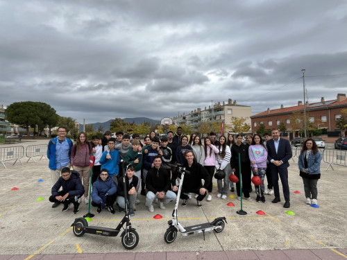 Oferim a l'alumnat de 3r d'ESO de l'Institut Voltrera una Formació teòrica i pràctica de Seguretat Viària en patinet elèctric
