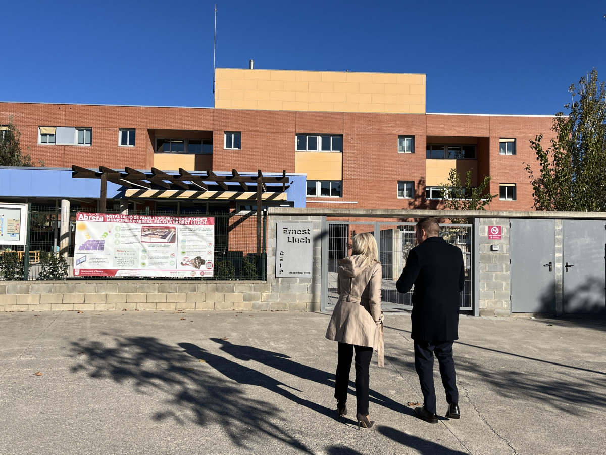 Rebem a Abrera la visita institucional de la delegada del Govern de la Generalitat de Catalunya a Barcelona, Pilar Díaz. Homenatge a Ernest Lluch a l'Escola Ernest Lluch d'Abrera
