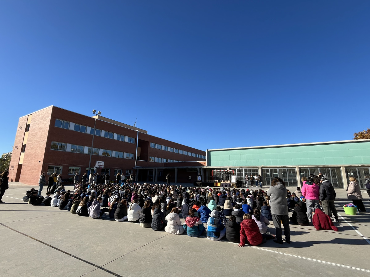 Rebem a Abrera la visita institucional de la delegada del Govern de la Generalitat de Catalunya a Barcelona, Pilar Díaz. Homenatge a Ernest Lluch a l'Escola Ernest Lluch d'Abrera