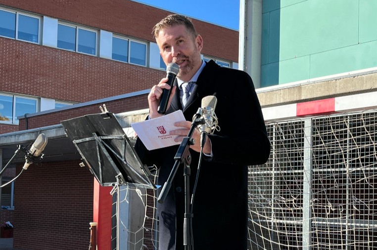 Rebem a Abrera la visita institucional de la delegada del Govern de la Generalitat de Catalunya a Barcelona, Pilar Díaz. Homenatge a Ernest Lluch a l'Escola Ernest Lluch d'Abrera