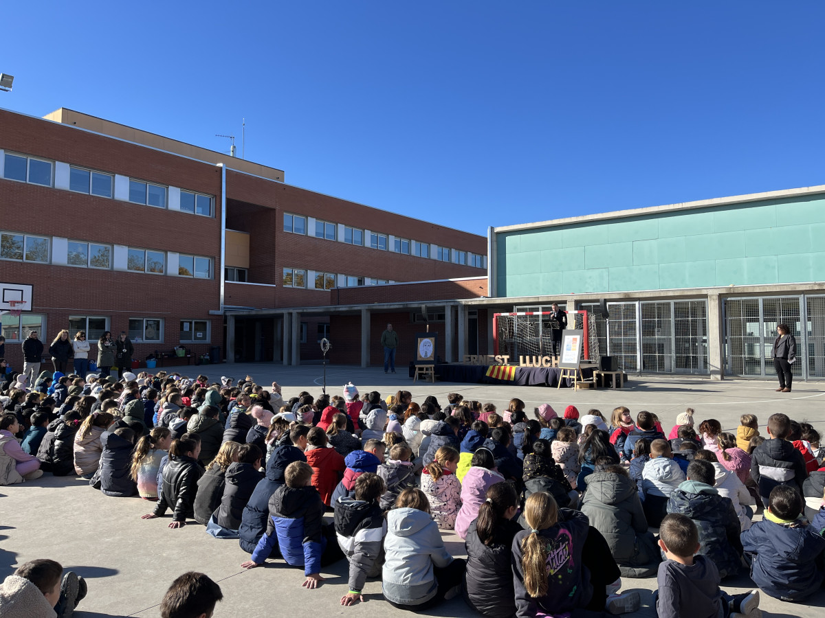Rebem a Abrera la visita institucional de la delegada del Govern de la Generalitat de Catalunya a Barcelona, Pilar Díaz. Homenatge a Ernest Lluch a l'Escola Ernest Lluch d'Abrera