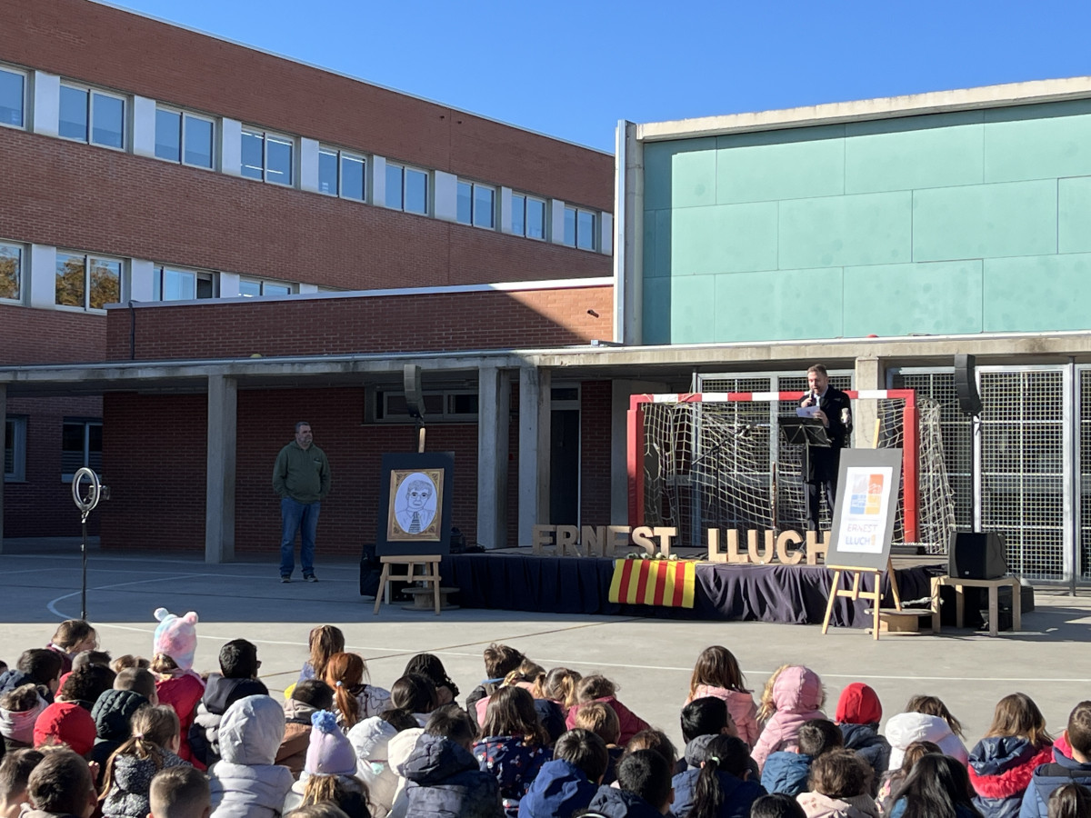 Rebem a Abrera la visita institucional de la delegada del Govern de la Generalitat de Catalunya a Barcelona, Pilar Díaz. Homenatge a Ernest Lluch a l'Escola Ernest Lluch d'Abrera