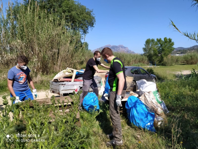 Una trentena de persones recullen 850 quilos de residus en la neteja del marge del riu Llobregat, dins les jornades 'Let's Clean Up Europe'
